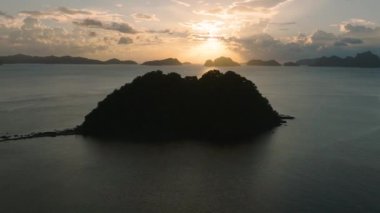 Günbatımının güzel olduğu Depeldet Adası. El Nido, Palawan. Filipinler.