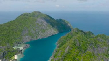 Tapiutan Adası 'ndaki beyaz kum plajı. Mavi denizli Matinloc Adası. El Nido, Palawan. Filipinler.