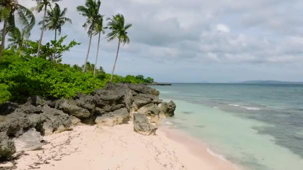 喀拉巴岛的椰树和沙滩 蓝天白云Romblon 菲律宾 — 图库视频影像