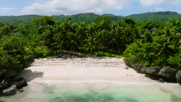 在卡拉巴岛的沙滩上 绿色的海浪冲撞在岩石上 Romblon 菲律宾 — 图库视频影像