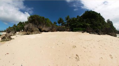 Tozlu beyaz kumları olan tropik kıyı bölgesi. Boracay Sahili. Malay, Aklan. Filipinler.