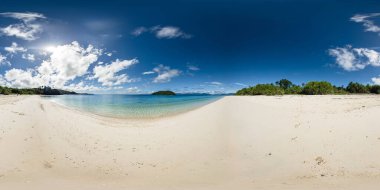 Tropik sahilde şeffaf su ve dalgalar. Romblon Adası 'ndaki Bon Bon Plajı. Filipinler. VR 360.