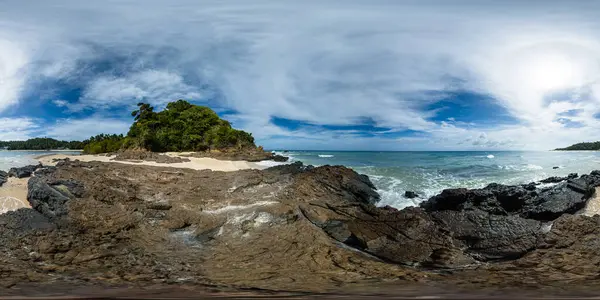 Santa Fe, Romblon 'daki kayaların üzerinden okyanus dalgaları süzülüyor. Filipinler. VR 360.