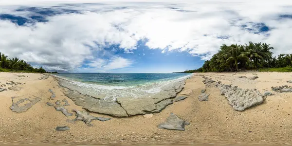 Carabao Adası 'nda dalgalar sahile çarpıyor. Mavi gökyüzü ve bulutlar. Romblon, Filipinler. VR 360.