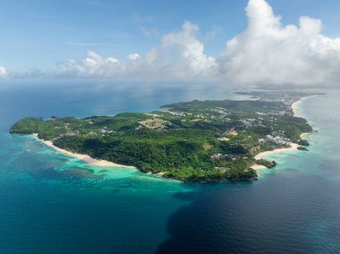 Beyaz kumlu plajları ve şeffaf turkuaz suyu olan bir ada. Boracay 'da. Filipinler.