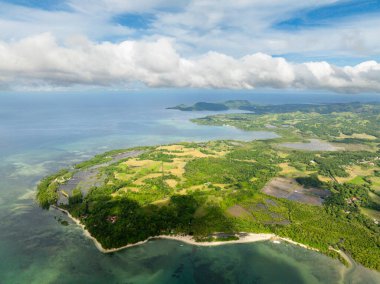 Beyaz plajı ve turkuaz deniz suyu olan tropikal adanın havadan görünüşü. Looc, Tablas Adası. Romblon, Filipinler.