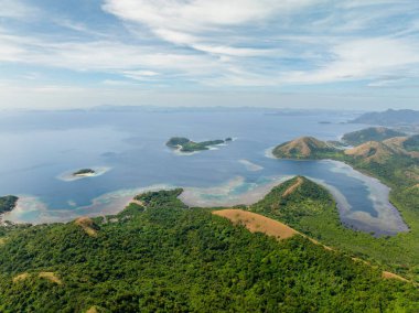 Dağ tepesi ve ormanı olan tropik adalar. Mavi gökyüzü ve bulutlar. Coron, Palawan. Filipinler.