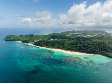 Mercan resiflerinin üzerindeki temiz su. Puka Shell Sahili 'nde beyaz kum. Boracay Adası. Filipinler.