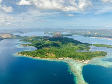 Beyaz plajlı, mercanlı ve turkuaz deniz suyuyla kıyı şeridi. Lajala, Coron. Palawan 'da. Filipinler.