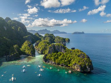 Tekneleri ve kanoları olan Büyük Göl. Miniloc Adası. El Nido, Palawan. Filipinler.