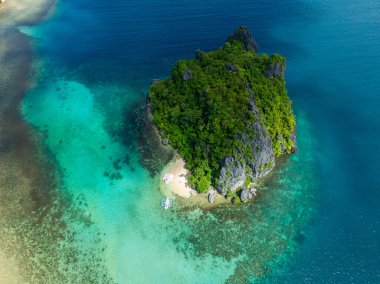 Turkuaz berrak su ve plajlı Bukal Adası 'nın üst manzarası. El Nido, Palawan. Filipinler.