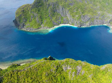 Tapiutan ve Matinloc Adası, mavi denizli. El Nido Palawan. Filipinler.