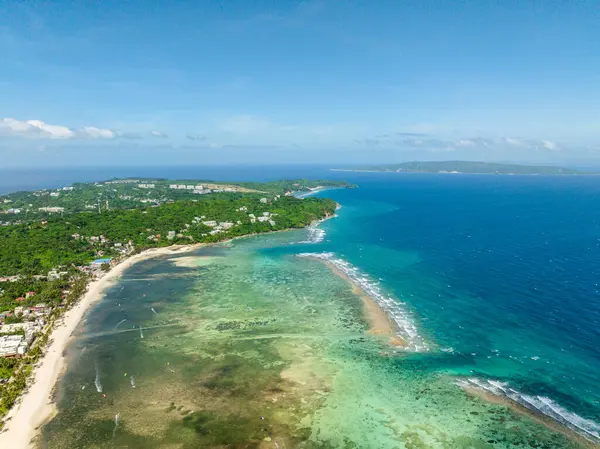 Bulabog Sahili 'nde uçurtma sörfü ve rüzgar sörfü. Boracay 'da okyanus dalgaları, yukarıdan manzara. Filipinler.