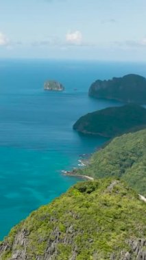 Cadlao Adası 'nda mavi deniz çevrili. El Nido. Mavi gökyüzü ve bulutlar. Palawan, Filipinler. Dikey görünüm.