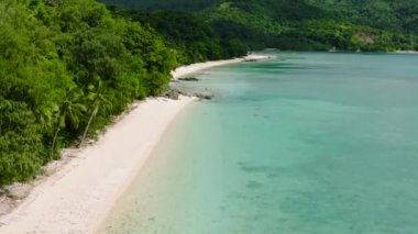 Dalgalar ve berrak deniz suyuyla kumsal manzarası. Romblon Adası. Romblon, Filipinler.