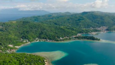 Romblon Adası 'nın mavi denizi aşan kıyı kasabası ve teknesiyle insansız hava aracı görüntüsü. Romblon, Filipinler.