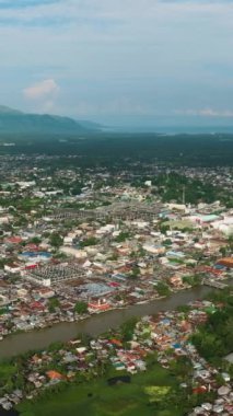 Cotabato City 'deki şehir ve yağmur ormanlarının en iyi manzarası. Mahalle boyunca nehir. Mindanao, Filipinler. Dikey görünüm.