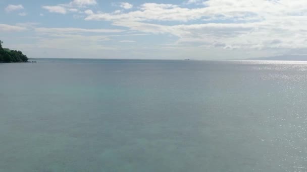 Réflexion Solaire Sur Eau Mer Turquoise Avec Coraux Ciel Bleu — Video