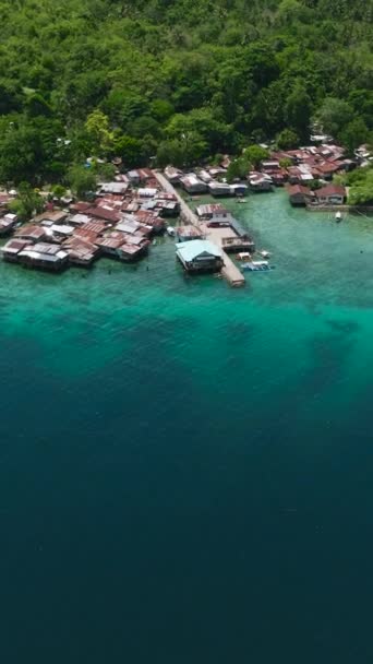 サマルの漁師村 ターコイズ海水の上のボート ダバオか フィリピン 垂直ビュー — ストック動画