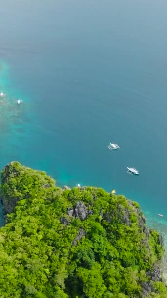 小船和皮划艇在海面上颠簸 Miniloc岛上的泻湖菲律宾El Nido 巴拉旺 纵向观点 — 图库视频影像