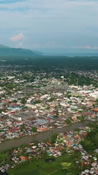 科塔巴托市城区和热带雨林的俯瞰 沿河一带 菲律宾棉兰老岛 纵向观点 — 图库视频影像