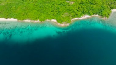 Tekneli ve turkuaz suyu olan kumlu plajların üst manzarası. Alad Adası. Romblon, Filipinler.