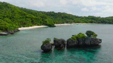Kobrador Adası 'ndaki beyaz sahil ve adacığın havadan görünüşü. Romblon, Filipinler.