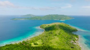 Turkuaz kıyı şeridiyle Tropikal Ada üzerinde uçuyor. Logbon Adası. Romblon, Filipinler.