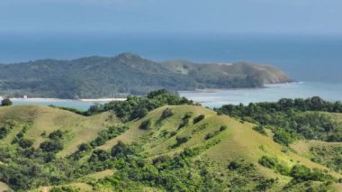 Santa Fe 'deki yeşil tepeli tropik dağ. Tablolarda, Romblon, Filipinler 'de plajlar.