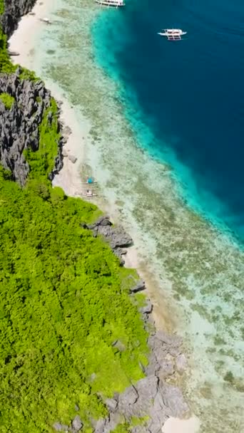Lodě Plují Pláž Bílým Pískem Modré Moře Obklopené Ostrovem Tapiutan — Stock video