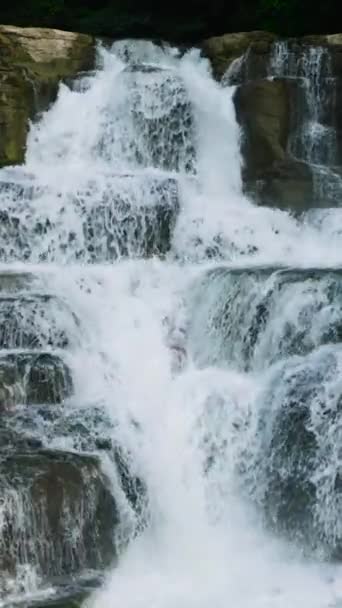 瀑布与美丽的水流 位于Surigao Del Sur市Bislig的Tinuy Falls 菲律宾 慢动作纵向观点 — 图库视频影像