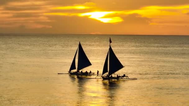 Günbatımının Arka Planında Deniz Aşırı Tekneler Boracay Filipinler — Stok video