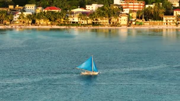 Παραλία Powdery White Ξενοδοχεία Και Σκάφος Paraw Sailing Στο Boracay — Αρχείο Βίντεο