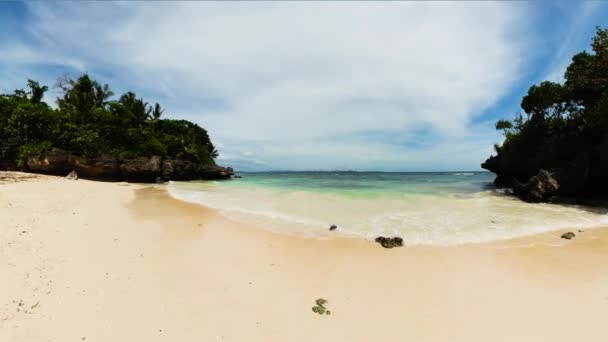 Fale Rozbryzgane Nad Piaszczystą Plażą Wyspie Carabao Romblon Filipiny — Wideo stockowe