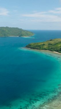 Logbon Adası 'ndaki beyaz kumlu sahilin manzarası. Romblon, Filipinler. Dikey görünüm.