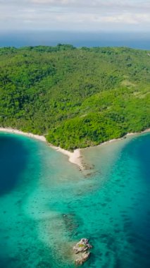 Mavi deniz ve Alad Adası 'nın küçük beyaz plajlı üst manzarası. Romblon, Filipinler. Dikey görünüm.