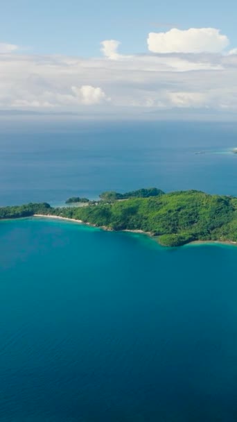 Plajı Mavi Denizi Olan Tropik Adalar Mavi Gökyüzü Bulutlar Romblon — Stok video