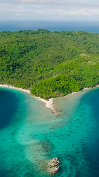Top Uitzicht Blauwe Zee Alad Island Met Klein Wit Strand — Stockvideo