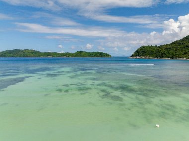 Deniz suyu ve dalgalı turkuaz plaj. Cagbuli Adası. El Nido, Palawan. Filipinler.