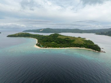 Temiz turkuaz suyla kumlu sahil manzarası. Logbon Adası. Romblon, Filipinler.