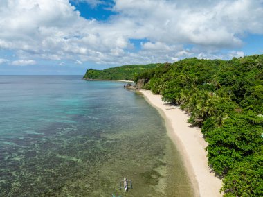 Tropik sahilde temiz su ve beyaz kum. Santa Fe, Tablas, Romblon. Filipinler.
