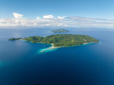 Alad Adası ve Cobrador Adası mavi denizle çevrili. Romblon, Filipinler.