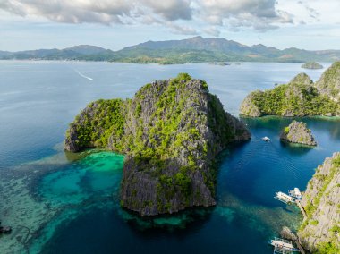 Koron, Palawan 'daki turkuaz deniz suyu göllerinde tekneler. Filipinler.