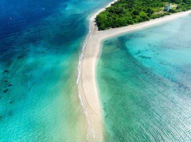 Bon Bon Sandbank ve Beach 'in beyaz kumlu havadan görüntüsü. Romblon Adası. Romblon, Filipinler.