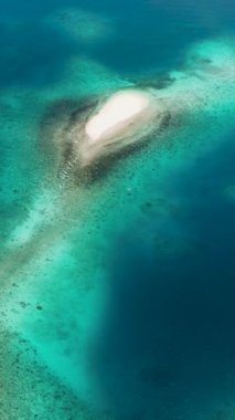 Çıplak adaya giden iki teknenin insansız hava aracı görüntüsü. Britanya Adası. Mindanao, Filipinler. Dikey görünüm.