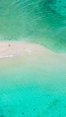 Kumsalda güzel dalgalar var. Şeffaf deniz suyuyla Bon Bon Sandbank. Romblon Adası. Romblon, Filipinler. Dikey görünüm.