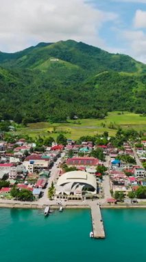 San Agustin, Romblon 'daki dağ yamacındaki güzel şehir manzarası ve kıyı şeridi. Filipinler. Dikey görünüm.