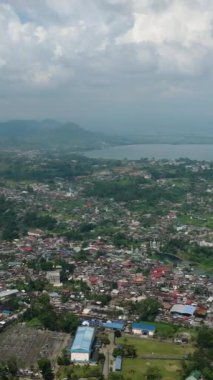 İslam ve Başkent Lanao del Sur ile güzel bir manzara. Marawi Şehri. Mindanao, Filipinler. Şehir manzarası. Dikey video.