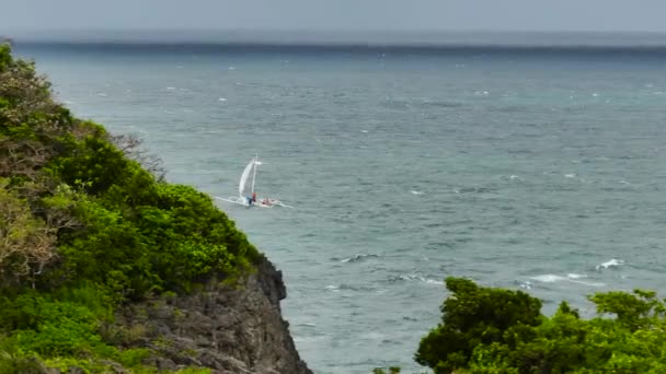 フィリピンのボラカイ島の波で海上にボート — ストック動画