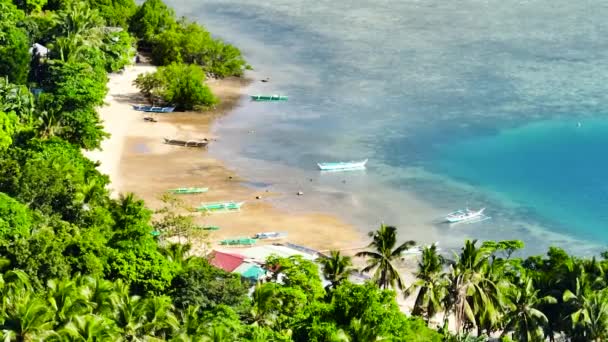 Τροπική Παραλία Κύματα Βάρκες Πάνω Από Πεντακάθαρα Γαλαζοπράσινα Νερά Φιλιππίνες — Αρχείο Βίντεο